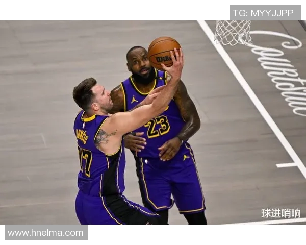 詹姆斯砍下三双，领导湖人队夺取胜利——荣耀与传承