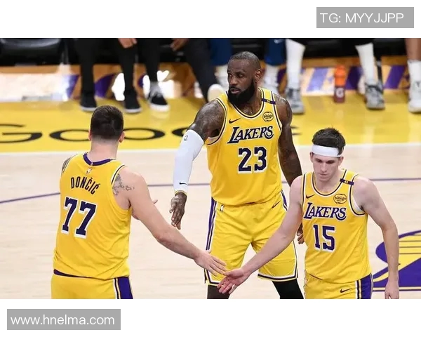 詹姆斯再度闪耀——入选2021-2022赛季NBA全明星首发阵容的辉煌时刻